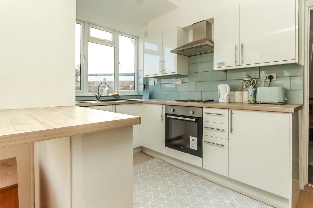 Property photo 2 of 12 Kitchen
