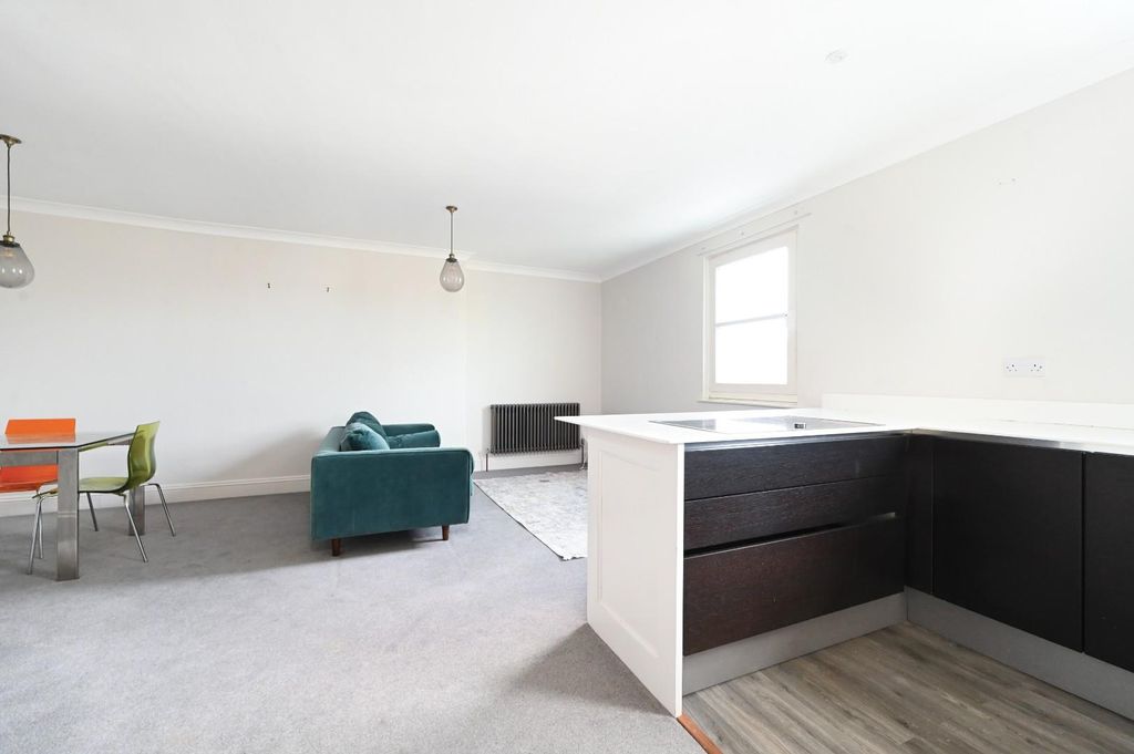 Property photo 2 of 25 F5-7-Adelaide-Cres-Bn3 (16).Jpg