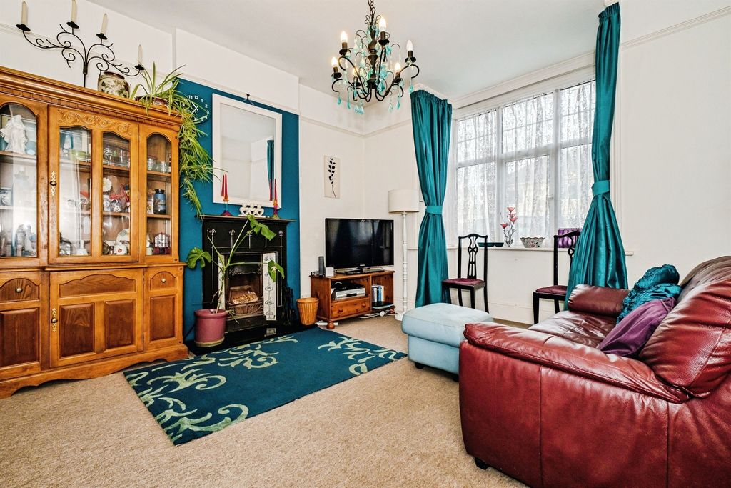 Property photo 2 of 28