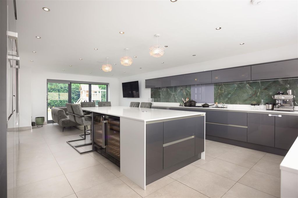 Property photo 2 of 19 00012.Jpg