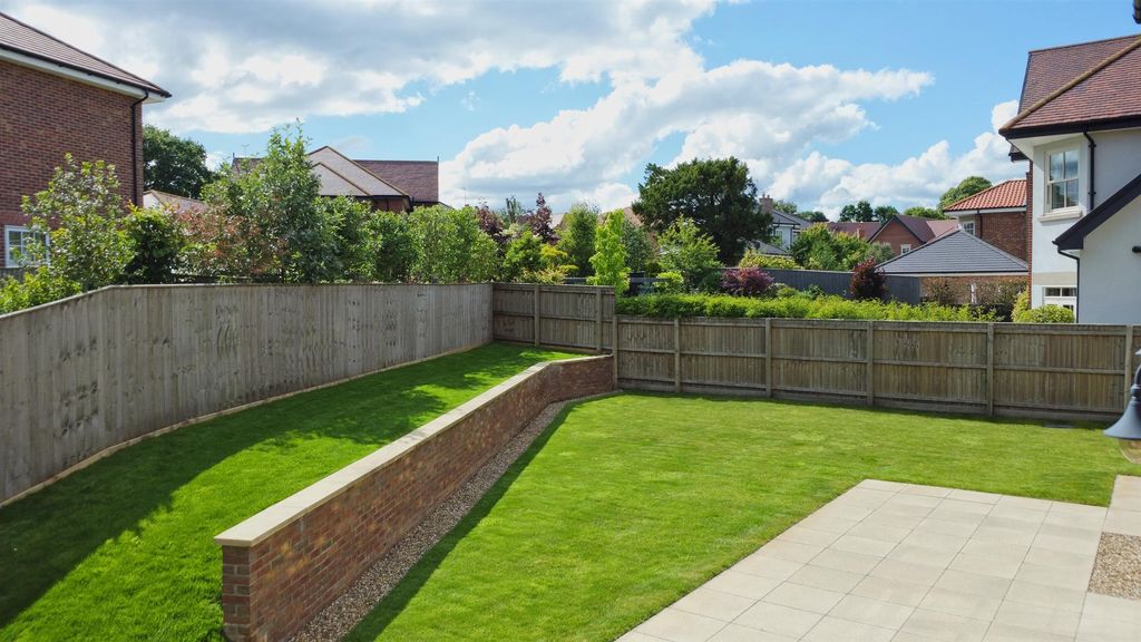 Property photo 2 of 19 Garden 2