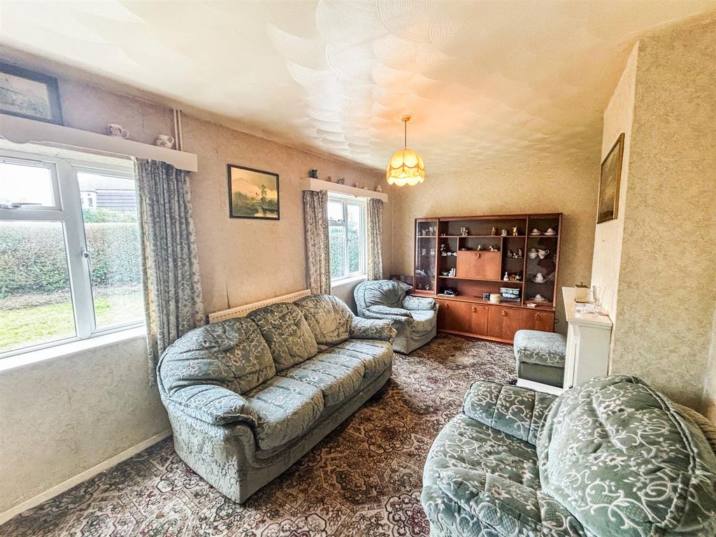 Property photo 3 of 18 Lounge
