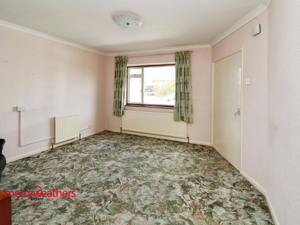 Property photo 3 of 8 Lounge