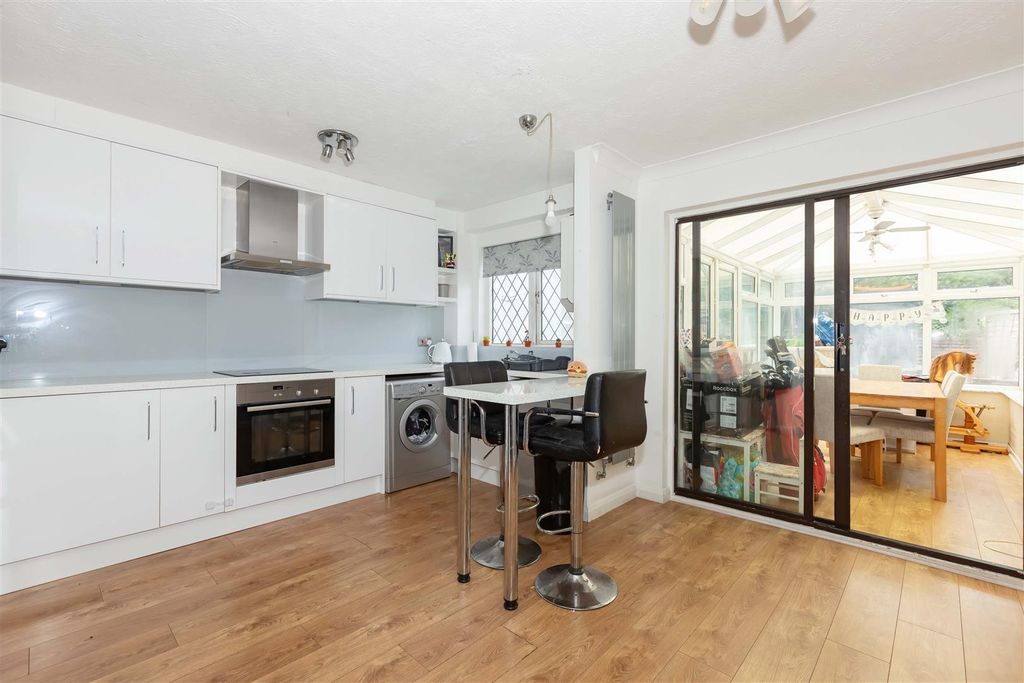 Property photo 3 of 12 Highclere_3.Jpg