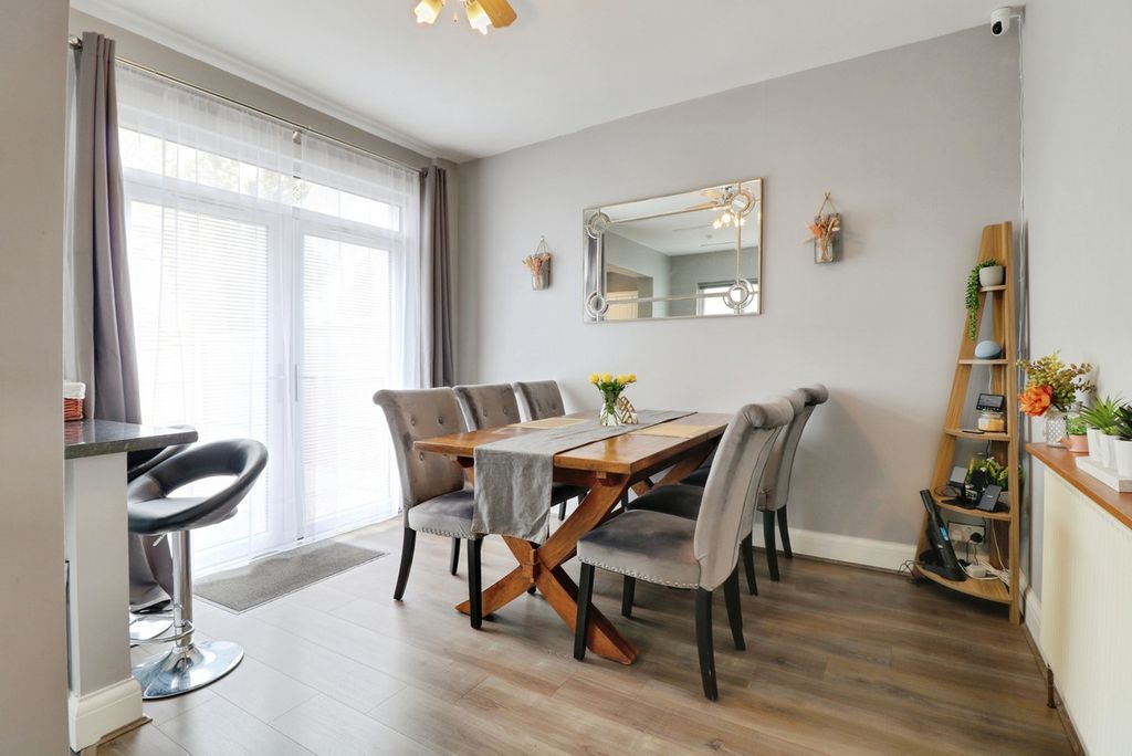 Property photo 3 of 27