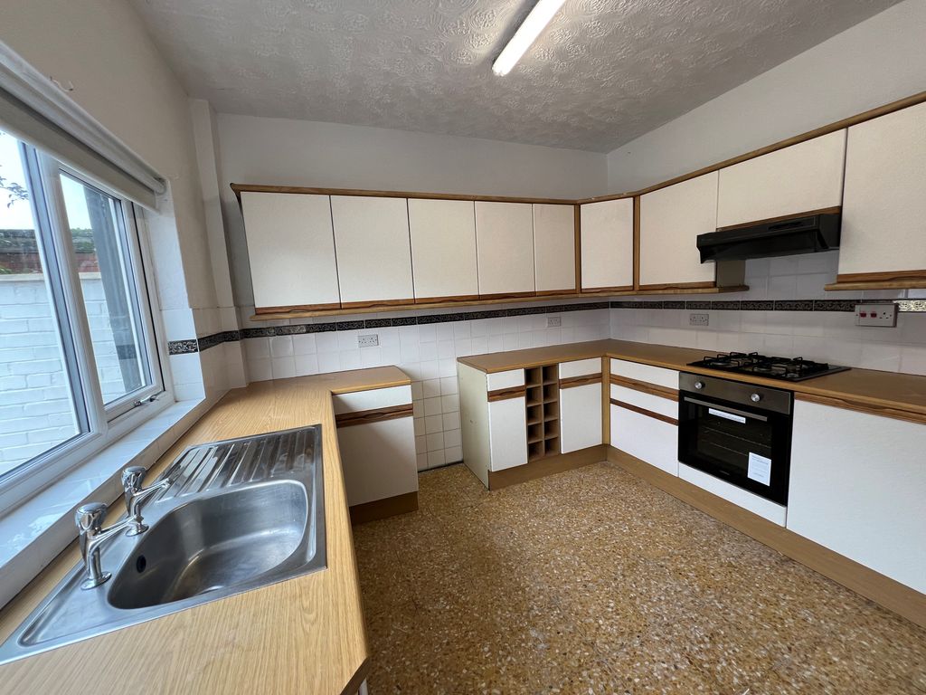 Property photo 3 of 11 Kitchen