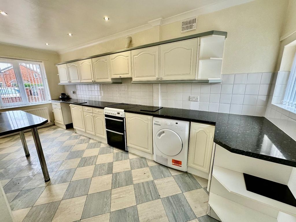 Property photo 3 of 19 Kitchen