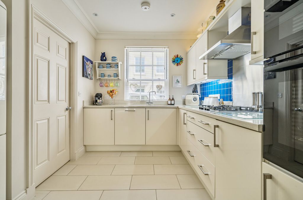 Property photo 3 of 17 1346933-9-68B97Cb...