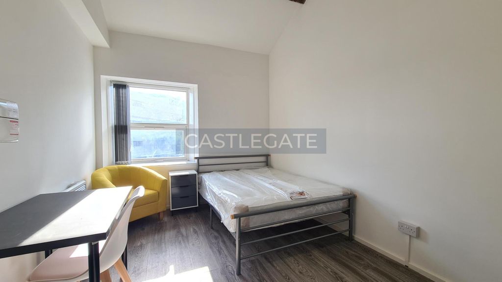 Property photo 1 of 9 Manchester Road, Huddersfield, HD1 3Hj