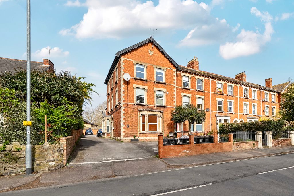 Property photo 1 of 14 .