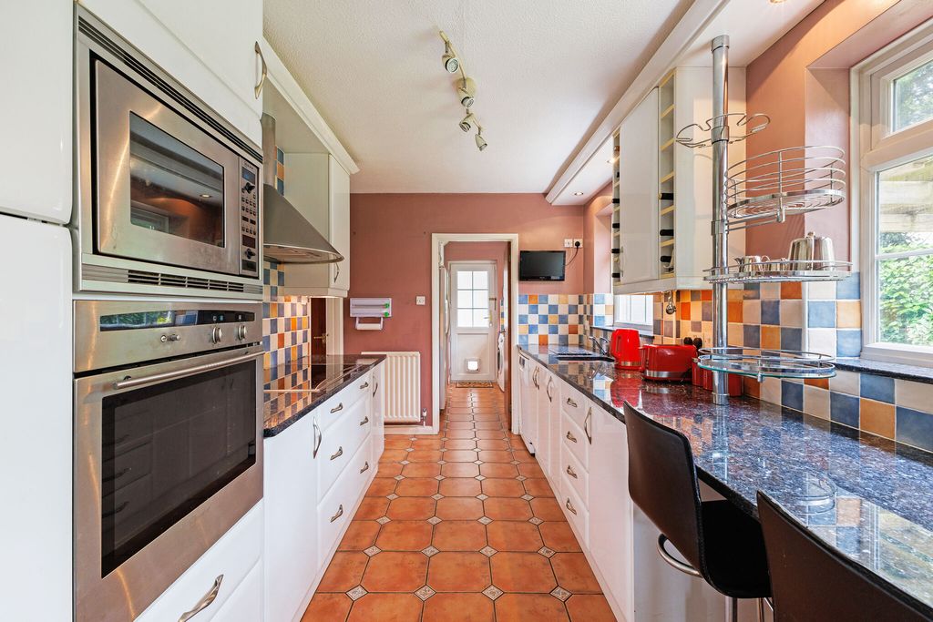 Property photo 3 of 22 Kitchen & Breakfast Bar