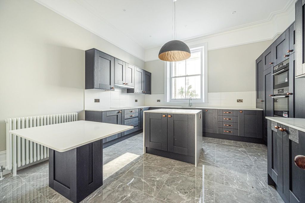 Property photo 3 of 29 Flat 2