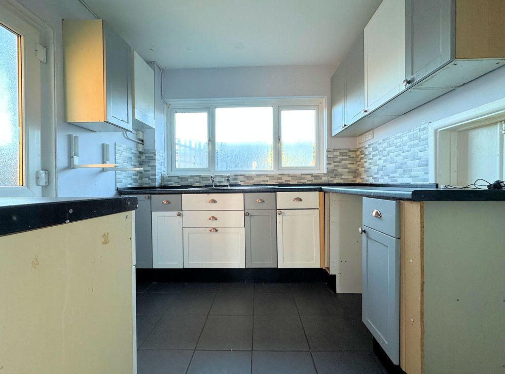 Property photo 3 of 19 Kitchen