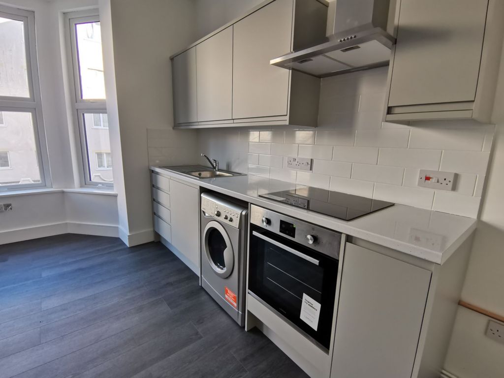 Property photo 2 of 6 Kitchen