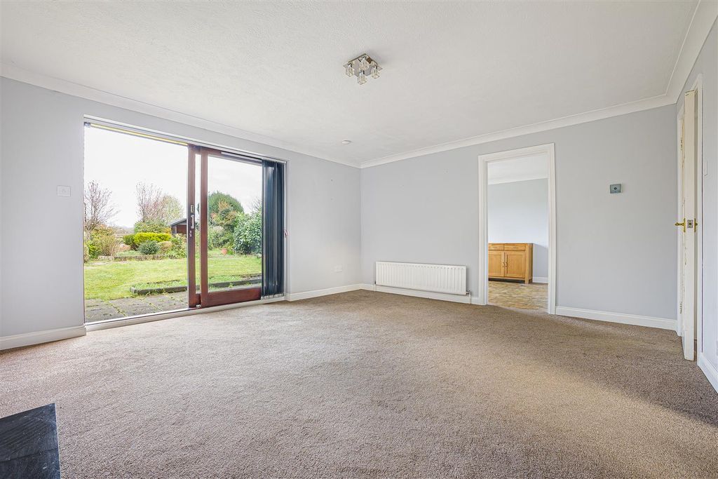 Property photo 3 of 28 Lounge