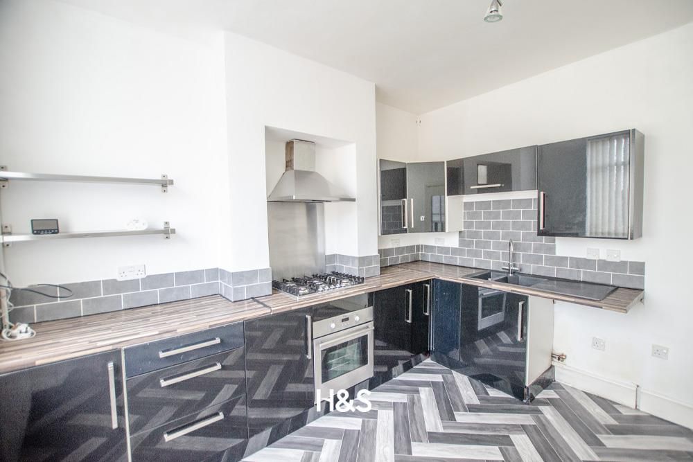 Property photo 3 of 8 Kings Terrace - Kitchen.Jpg