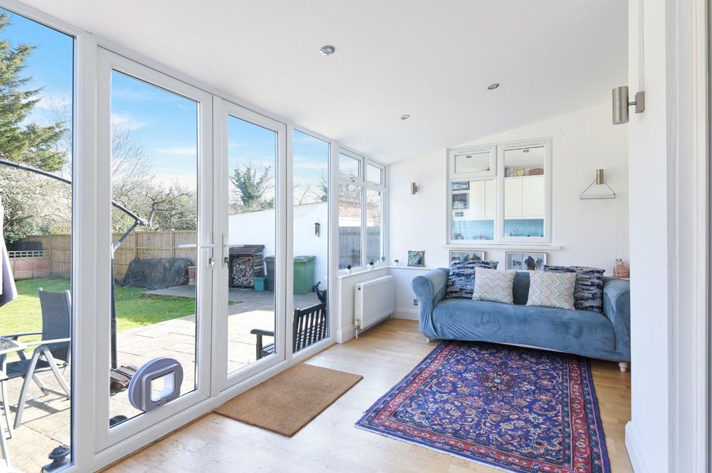 Property photo 3 of 22 Stoneleigh Park Road, (14).Jpg