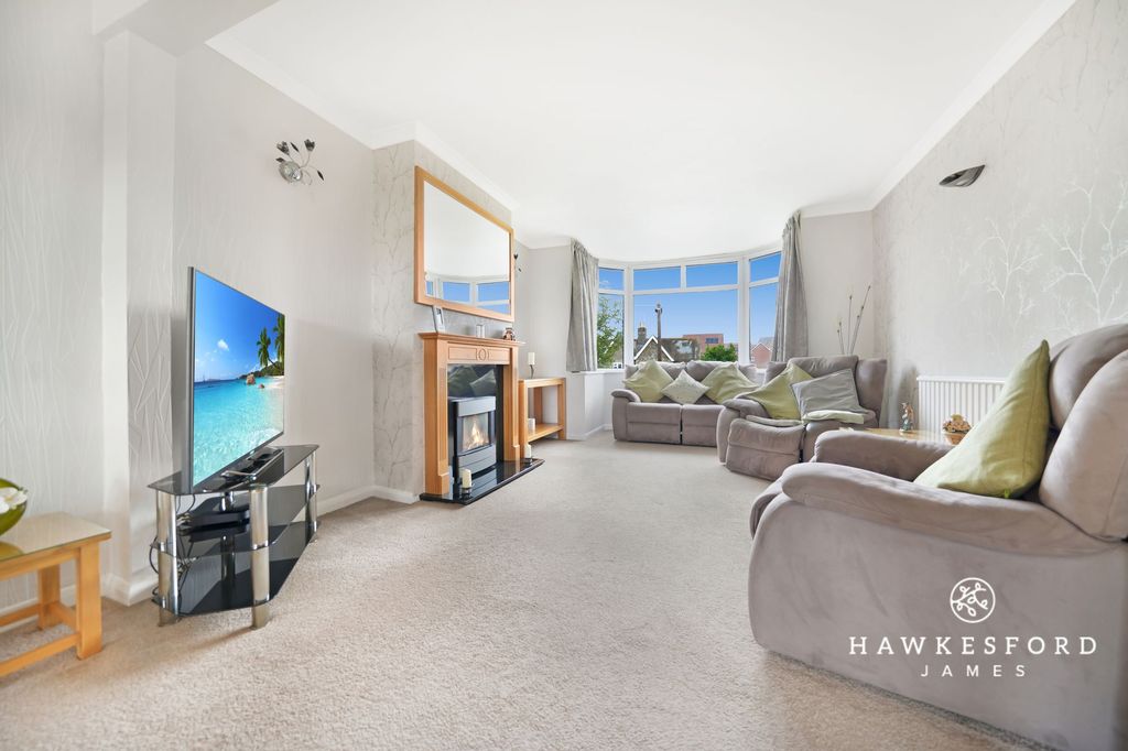 Property photo 3 of 20 Canterbury Road, Sittingbourne - Lounge