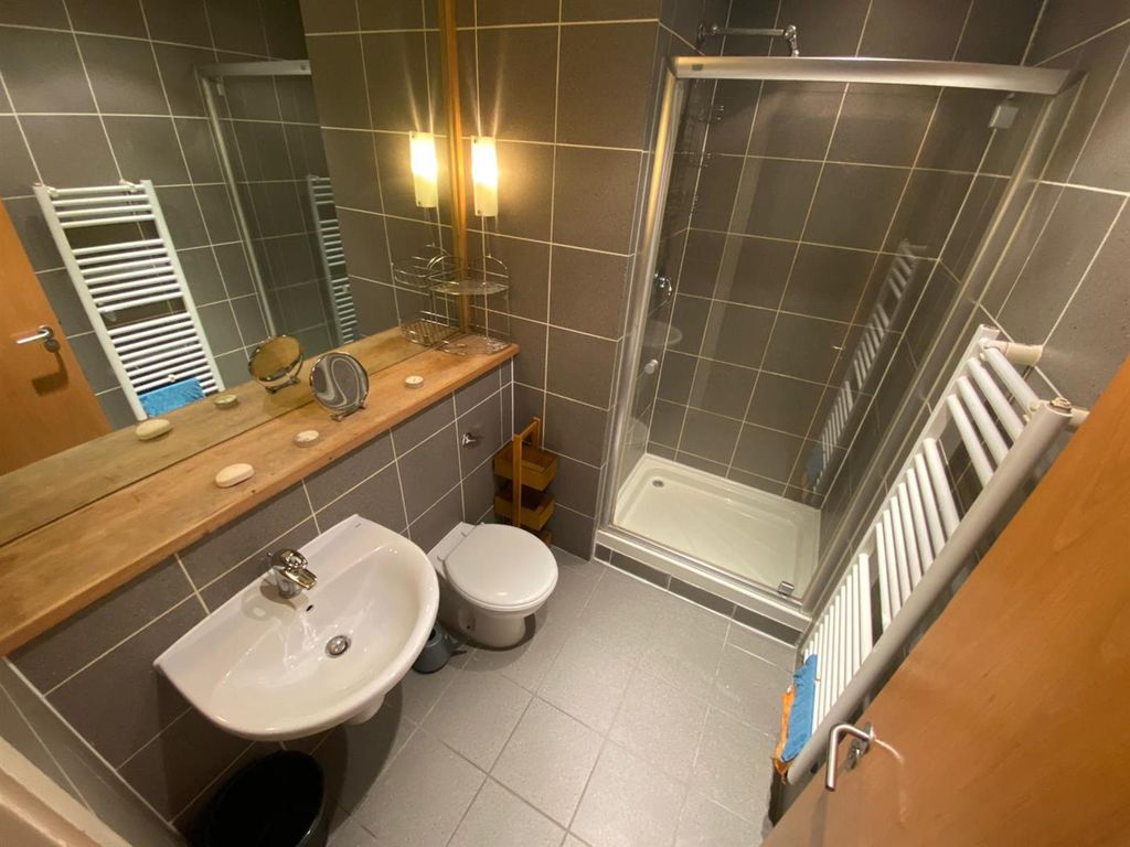 Property photo 2 of 6 Bathroom.Jpeg