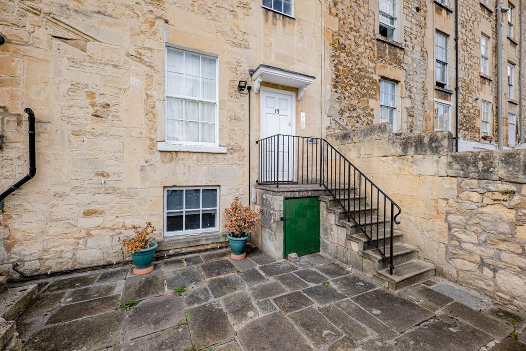 Property photo 1 of 14 Top Floor Flat 13 Lambridge Place BA1 6Ru-6.Jpg