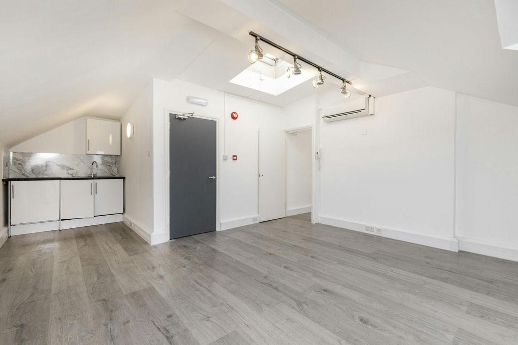 Property photo 3 of 6 Suite 8 Islington House 9.Jpg