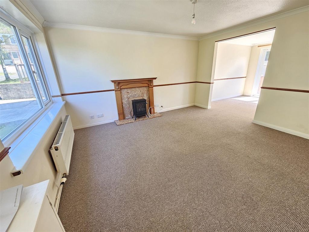Property photo 2 of 18 Lounge (2).Jpg