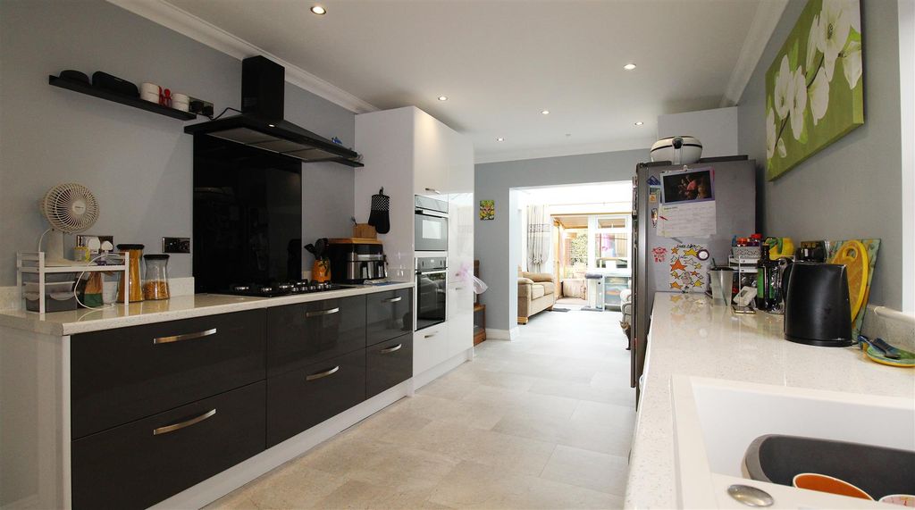 Property photo 2 of 25 Kitchen