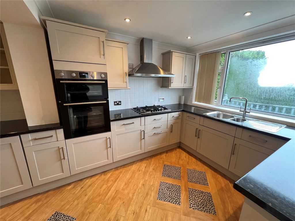 Property photo 2 of 16 Fitted Kitchen