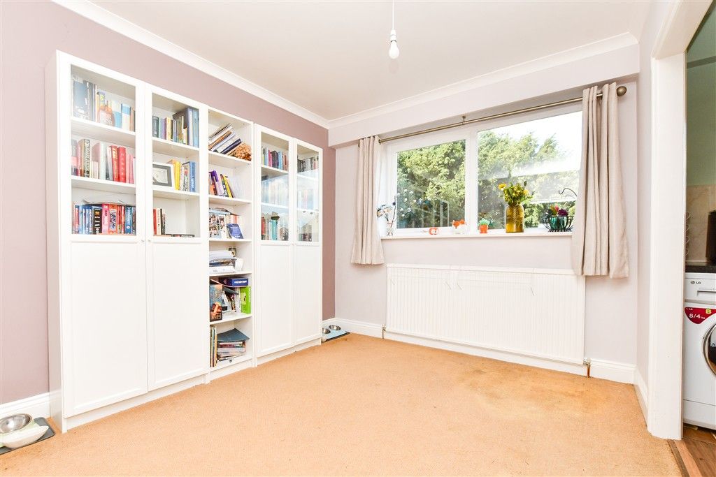 Property photo 3 of 9 Lounge