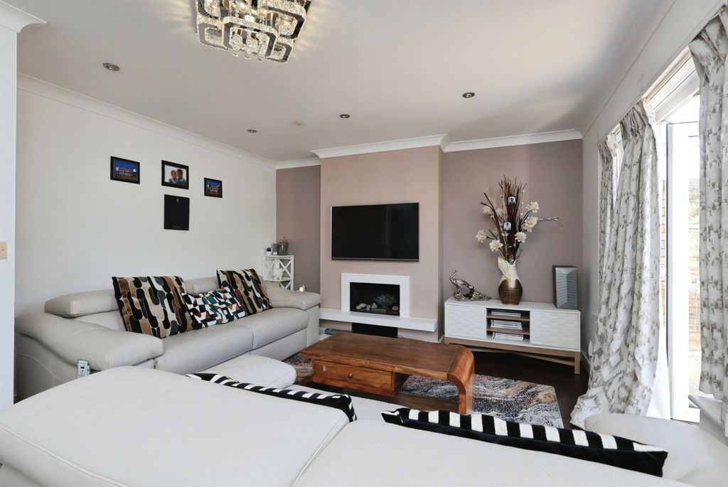 Property photo 2 of 21