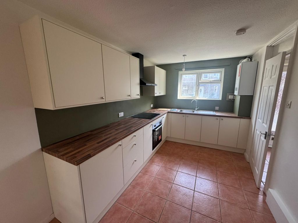 Property photo 2 of 11 Kitchen