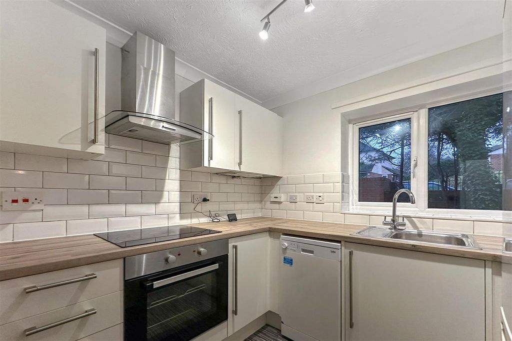 Property photo 2 of 8 Kitchen 1