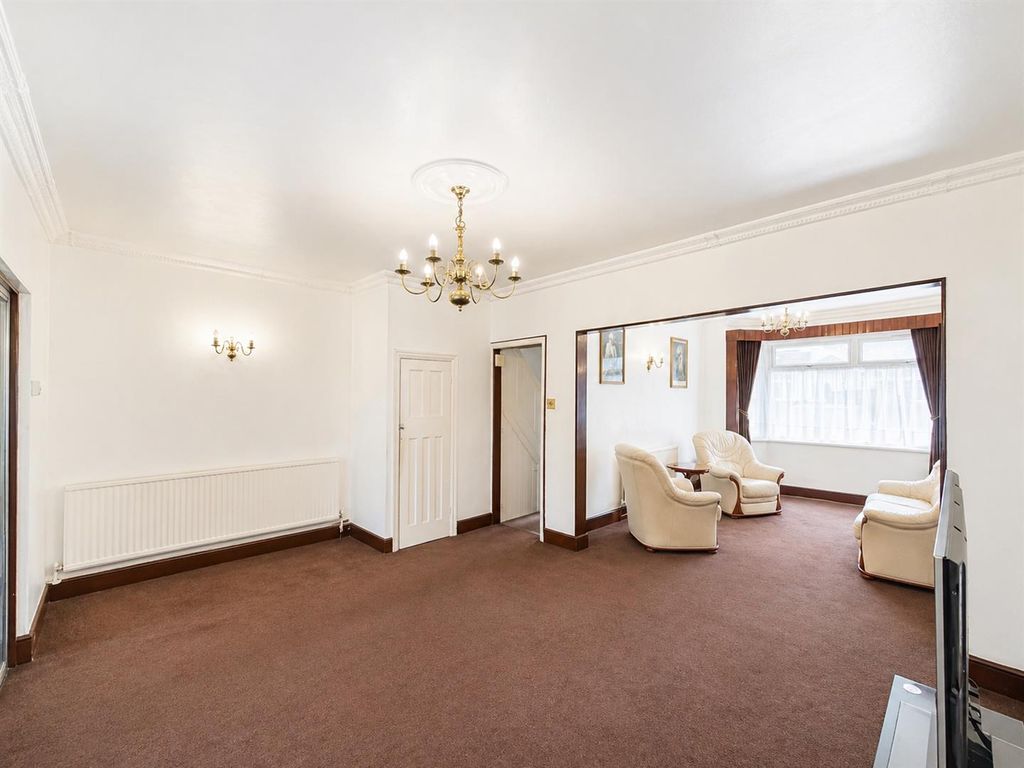 Property photo 2 of 11 Through Lounge