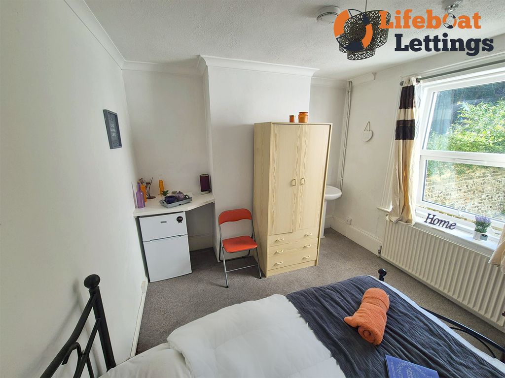 Property photo 2 of 6 Bedroom 2B