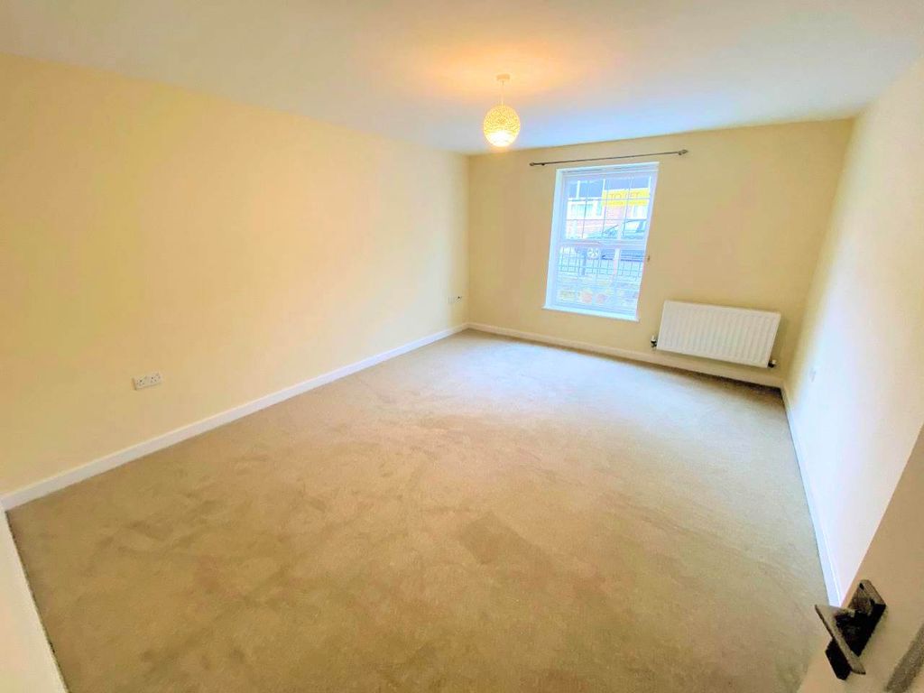 Property photo 2 of 12 Lounge (1)