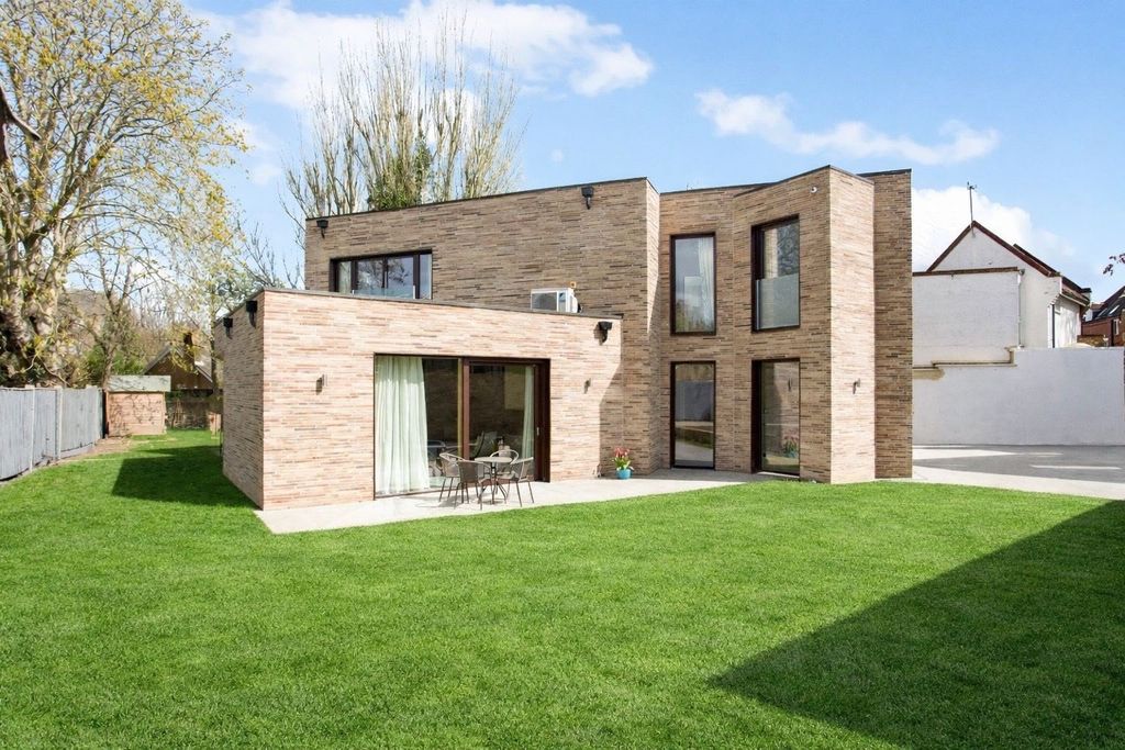 Property photo 1 of 16 Bramcote Road
