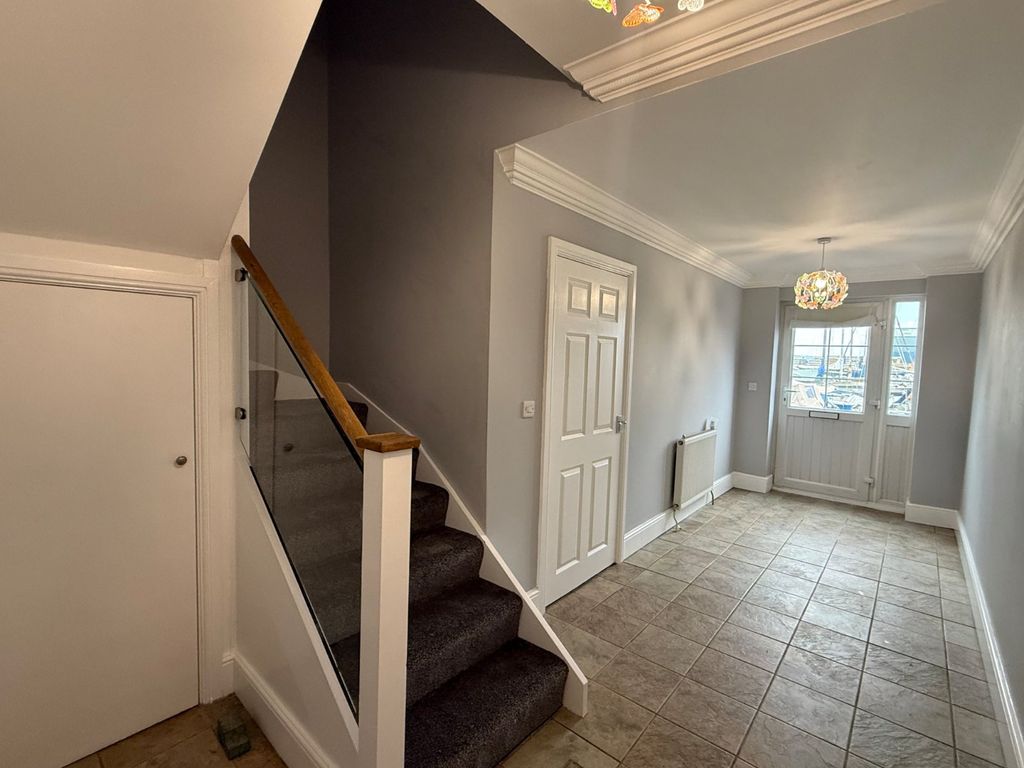 Property photo 2 of 17 Entrance Hall