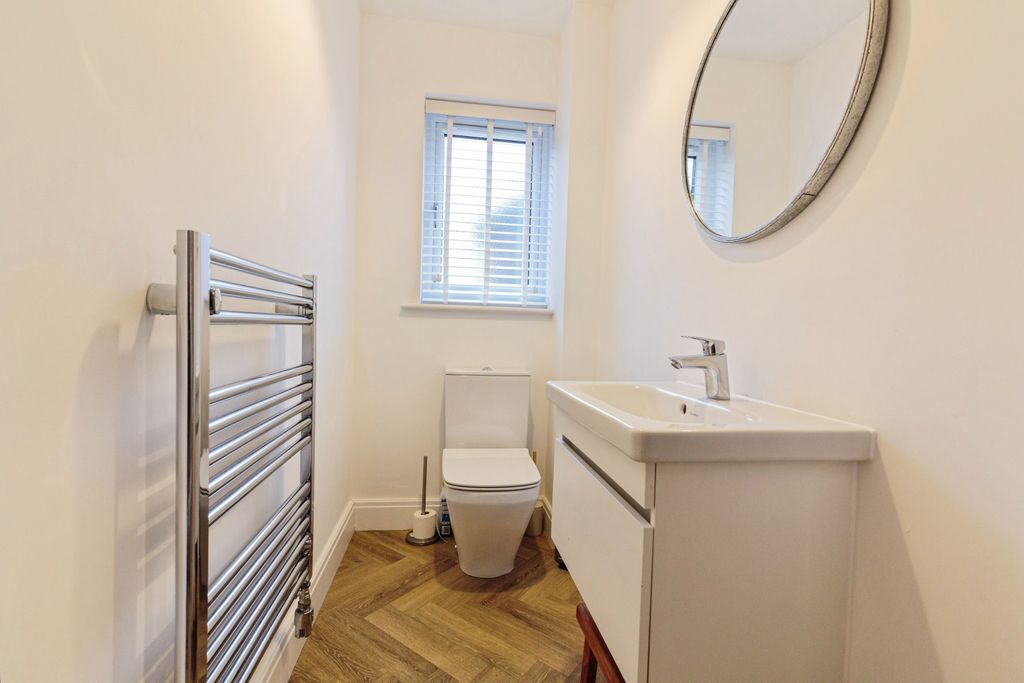 Property photo 3 of 28 Ground Floor WC