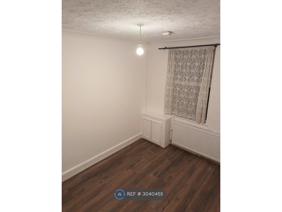 Property photo 2 of 10 Front Room