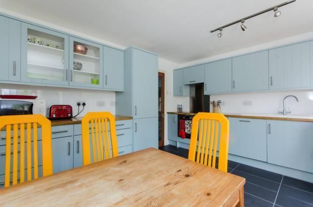 Property photo 3 of 11 Kitchen