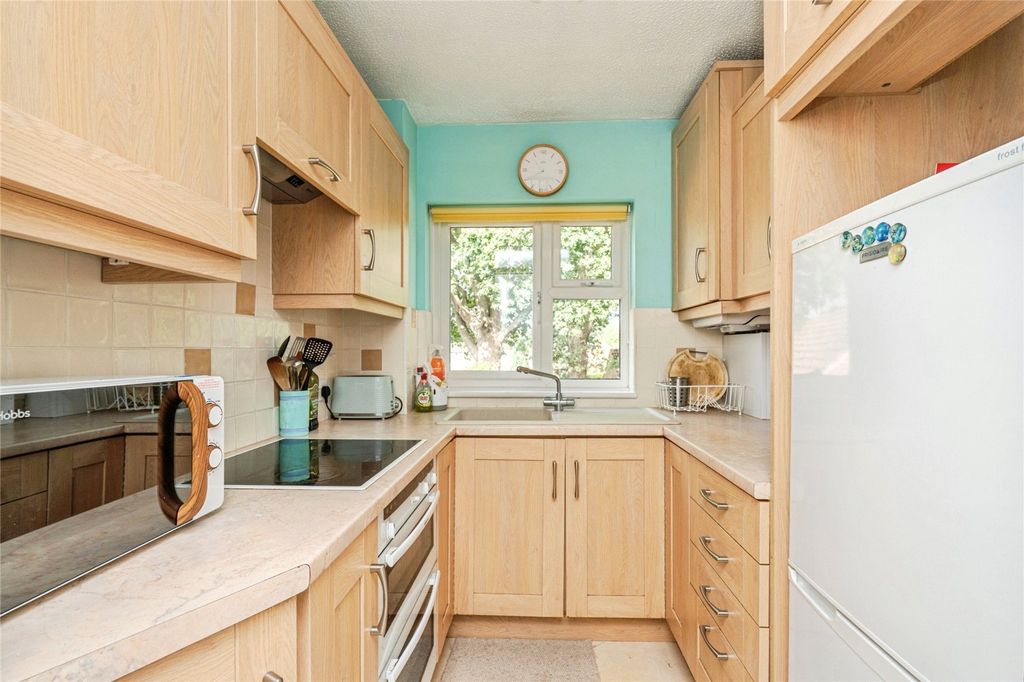 Property photo 3 of 11 Kitchen