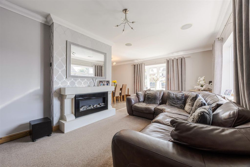 Property photo 3 of 18 Lounge