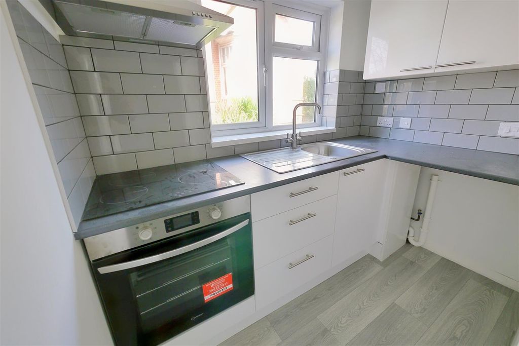 Property photo 3 of 6 Kitchen