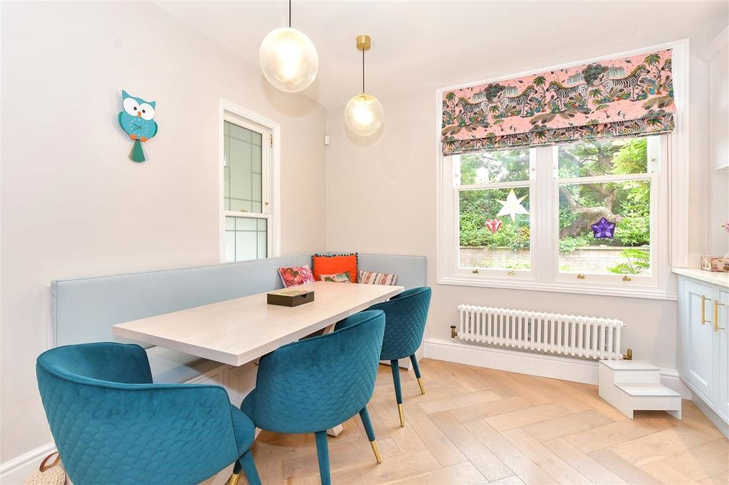 Property photo 3 of 27 Kitchen/Breakfast