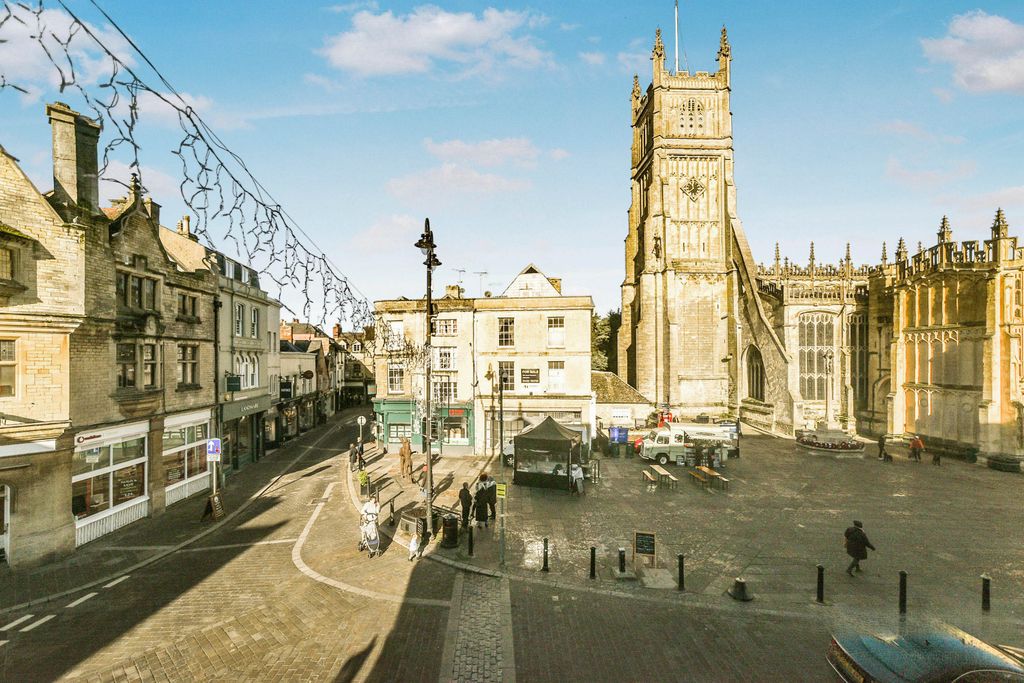 Property photo 3 of 11 2 Market Place, Cirencester, Gl7 2Ns