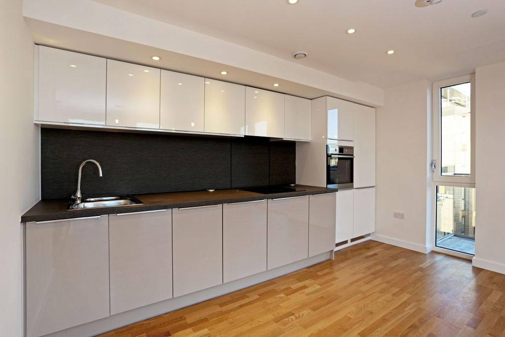 Property photo 3 of 11 Kitchen