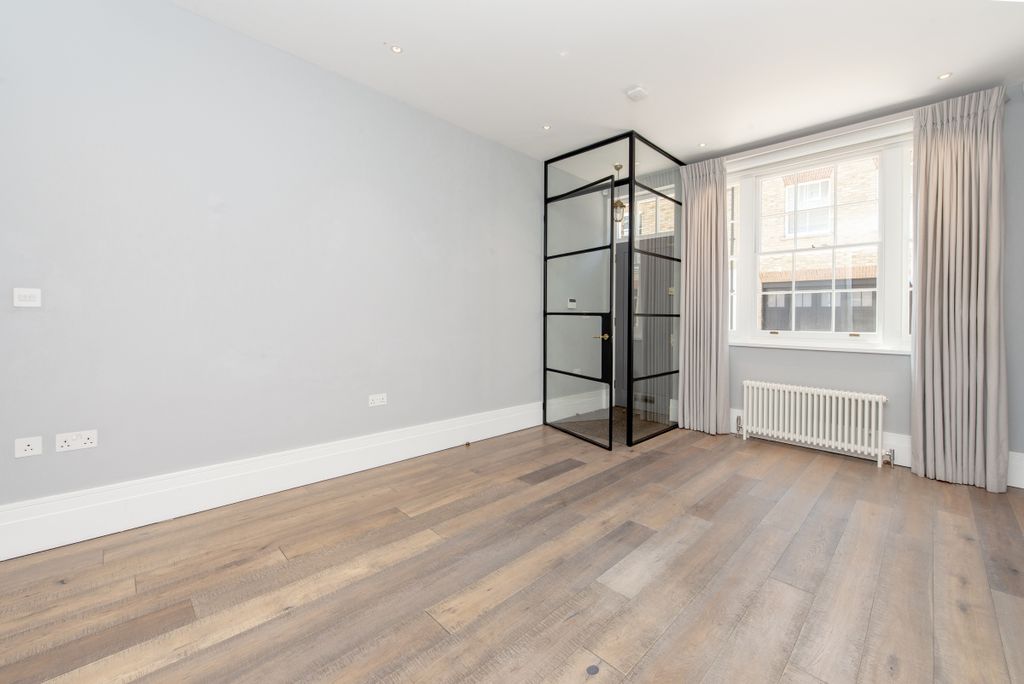 Property photo 3 of 27 Clabon Mews