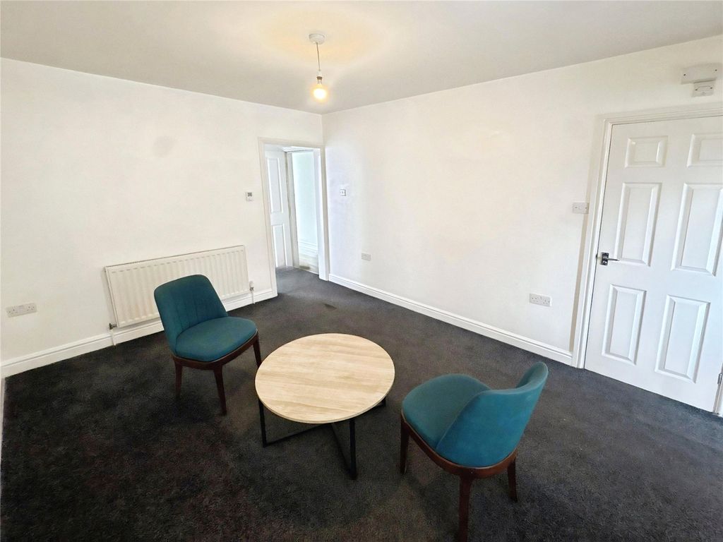 Property photo 3 of 9 Lounge
