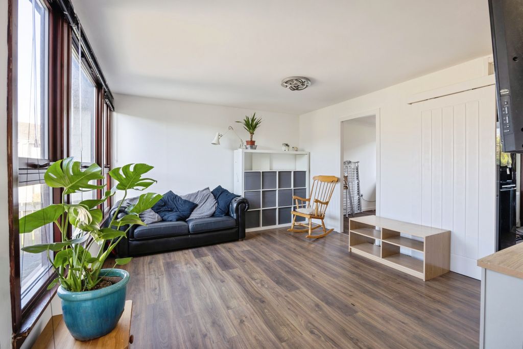 Property photo 3 of 15 Lounge