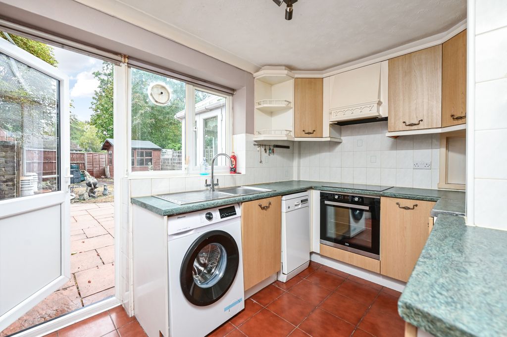 Property photo 3 of 10 23 Oak Farm Close (1)
